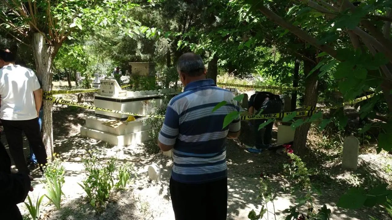 Malatya'da 71 Yaşındaki Adam Mezarlıkta Ağaca Asılı Halde Ölü Bulundu