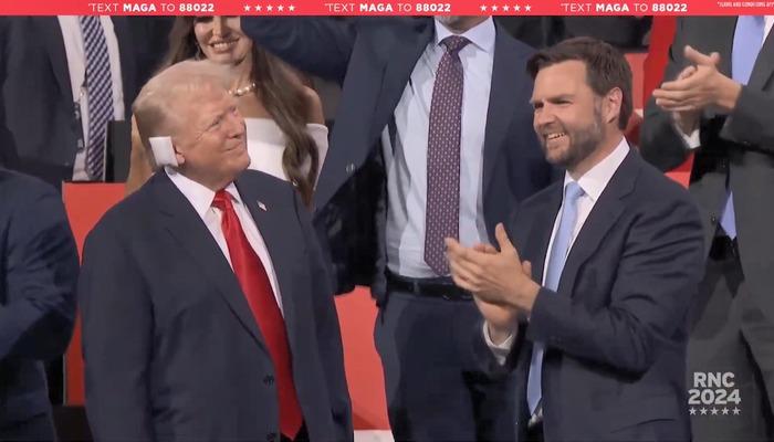 Trump’ı izleyenler tekrar izledi!  Saldırının ardından ilk kez kamuoyu önüne çıktı.