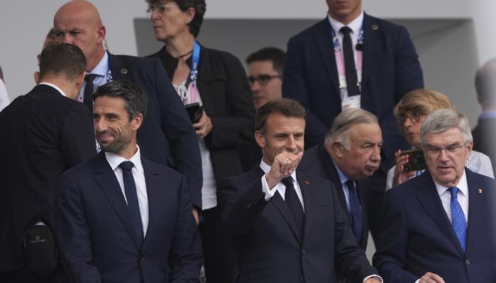 Olimpiyatlara damga vuran an: Fransa Cumhurbaşkanı Macron ile o kişinin samimi selamlaşması!