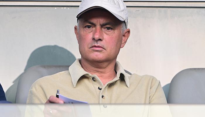 Jose Mourinho, Başakşehir-Alanyaspor maçını tribünden takip etti! Aldığı notlar sosyal medyada gündem oldu F.Bahçe