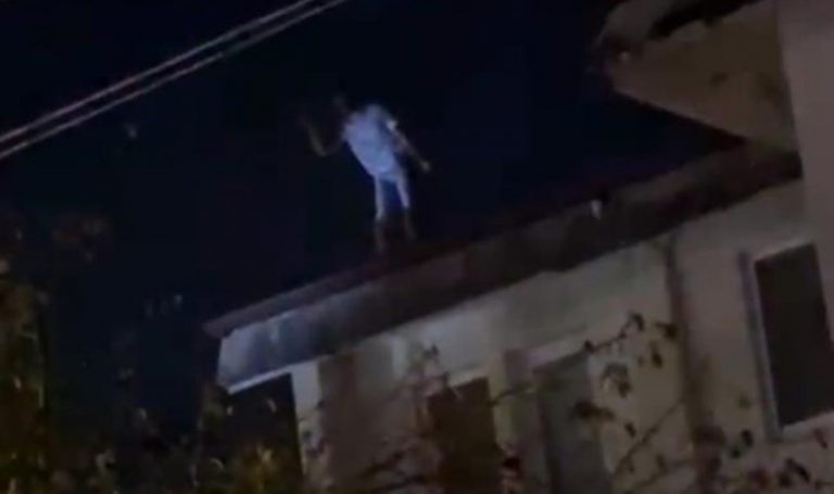 Ziyaret sırasında evin çatısına çıkarak ekipleri harekete geçirdi – Son Dakika Türkiye Haberleri