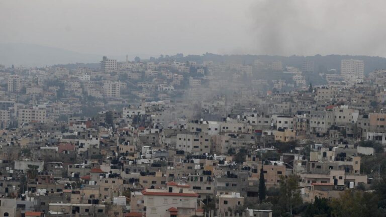 İstilacı İsrail, 22 yıl sonra tanklarla Batı Şeria’daki fetüse gireceğini açıkladı.