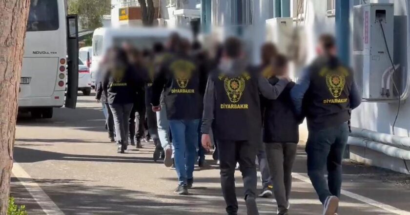 Bir pazar ve simit olarak gizlenen parçalar bir çekirge ile yakalandı