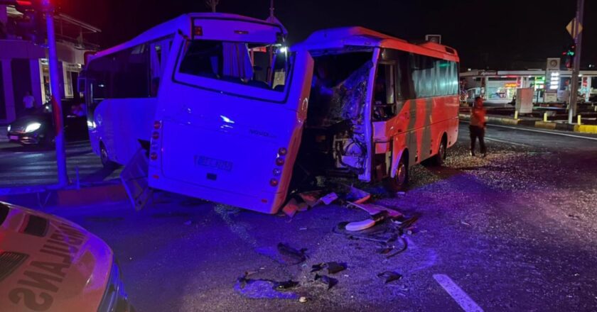 Antalya’da 3 Midibus içeren kazada 6 kişi yaralandı