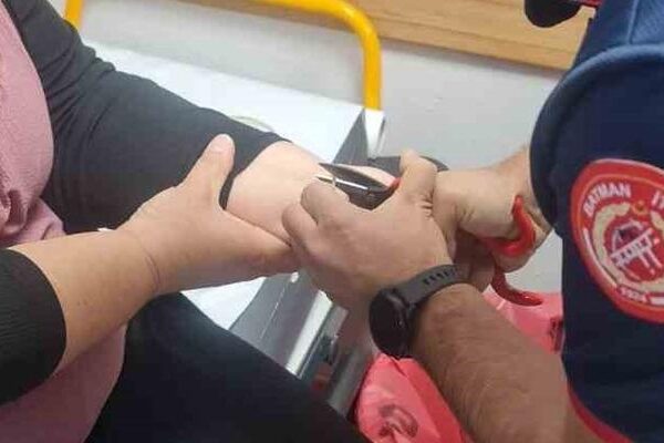 Batman’daki kadının bileğinde engellenen bilezik itfaiyecilerden çıkarıldı