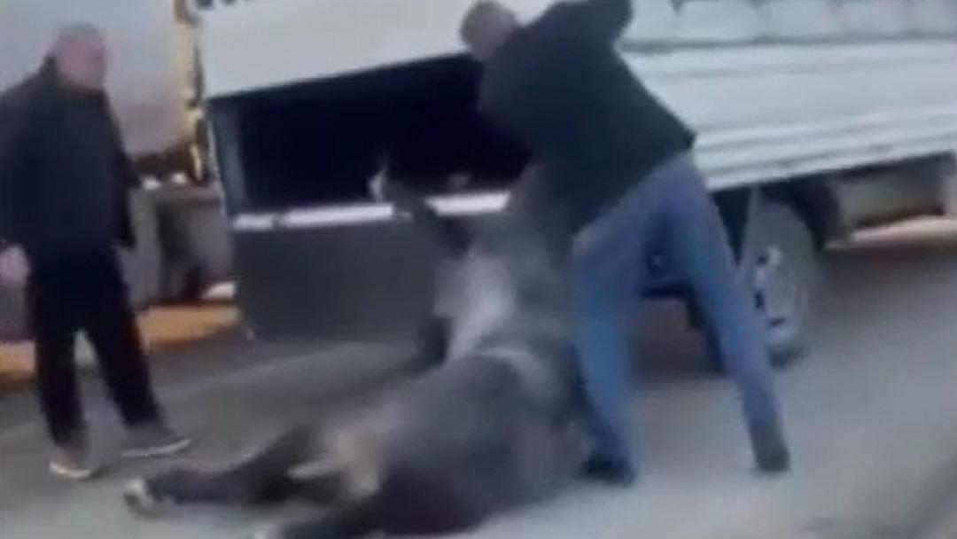 Kamyonun arkasına bağladığı atı dakikalarca sürükledi; Kamera 2'deki o anlar