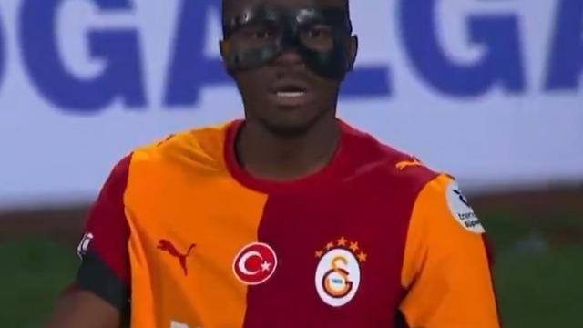 Victor Osimhen’i sahada çıldırttılar! Barış Alper Yılmaz’a sinirlendi